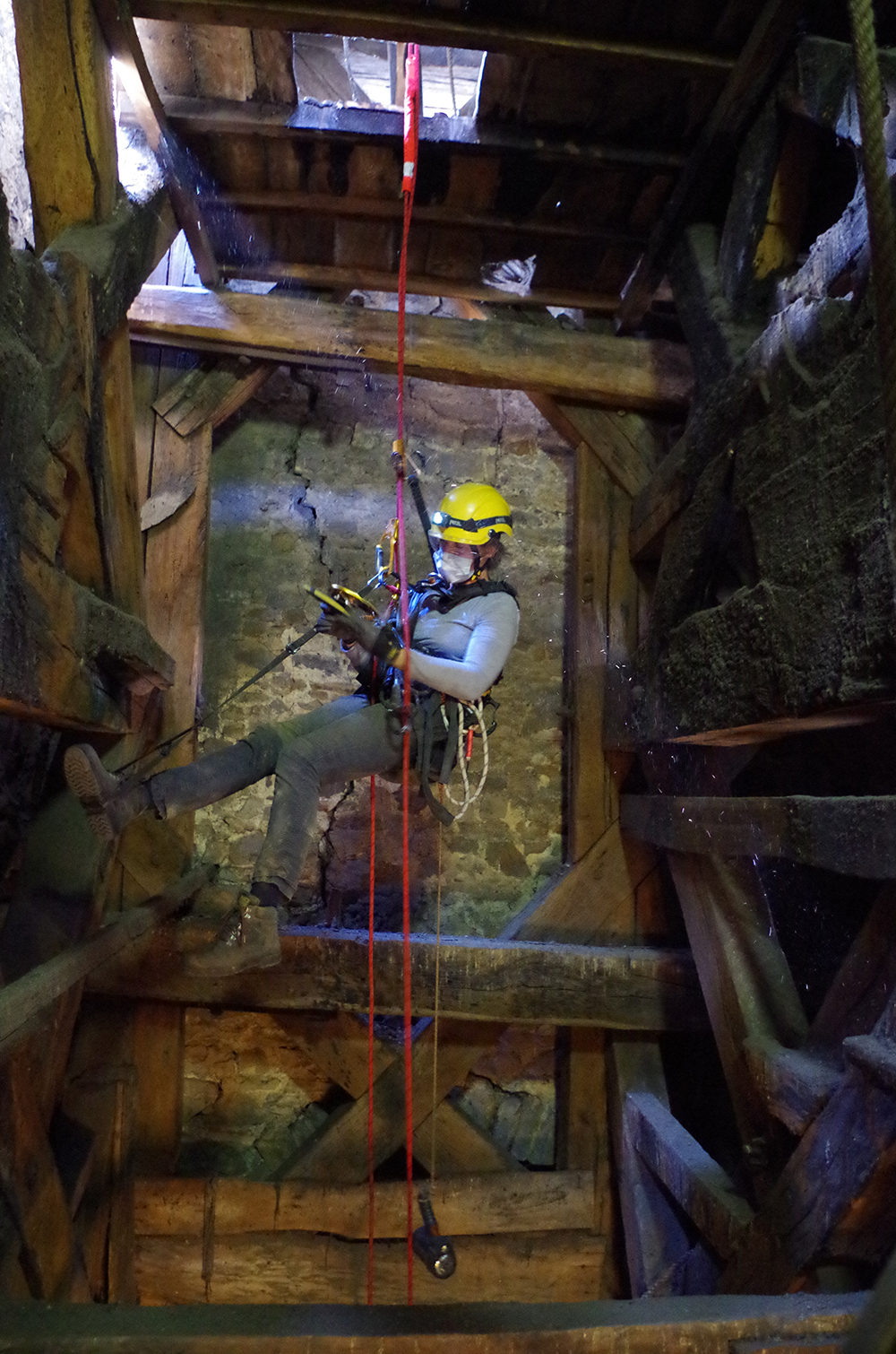 5. Toegang tot het hout in een belfort met behulp van touwen. Sarah Cremer hier in de  belforttoren van de Sint-Janskerk in Luik voor het AWAP © photo de travail, KIK-IRPA.