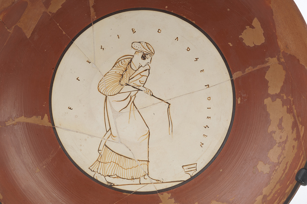 2. Jonge vrouw speelt met een tol, ca. 460 v. Chr. Attische kom met witte achtergrond © Koninklijke Musea voor Kunst en Geschiedenis	