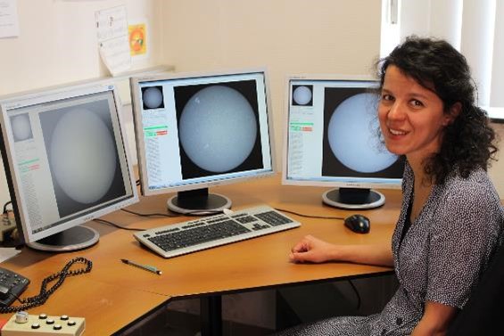 1. Foto van Sabrina Bechet genomen tijdens een waarnemingsweek in de controlekamers van USET. De verschillende pc's tonen live beelden van de zon in verschillende golflengten. Credit: Koninklijke Sterrenwacht van België.