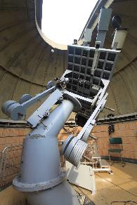2. Het USET-station met de equatoriale tafel die vier telescopen ondersteunt, gebruikt voor zonnewaarnemingen. Credit: Koninklijke Sterrenwacht van België.