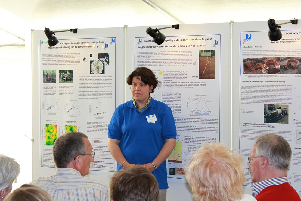 2. Souad presenteert haar werk aan het publiek tijdens de laatste opendeurdagen van het Centrum voor Geofysica van het KMI in Dourbes © KMI 